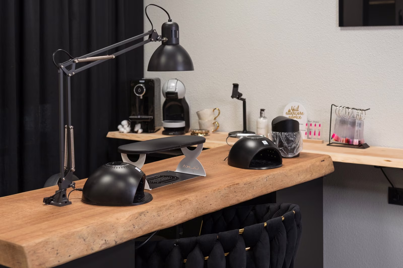 Nagelstation van Sparklezz Beauty met UV-lampen en kleurenstaal